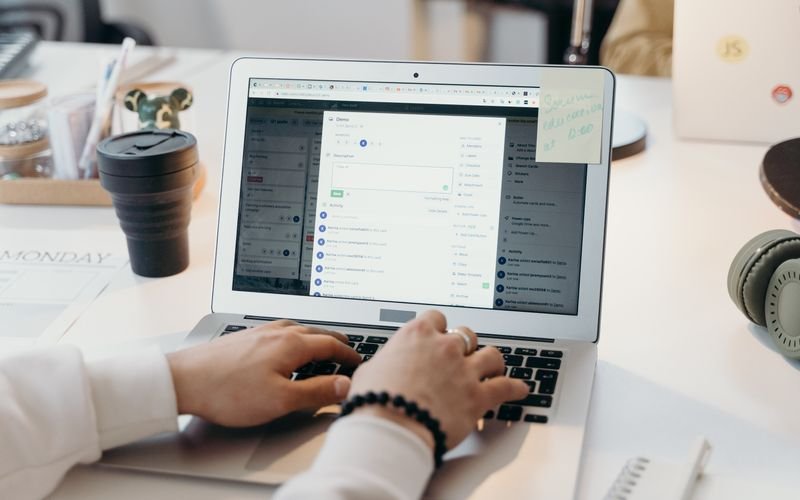 Practical digital marketing work on a laptop